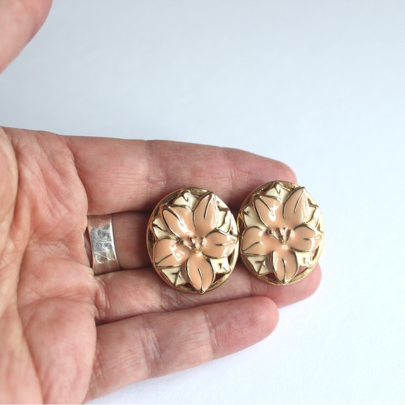 Vintage Gold Tone Enamel Earrings Clip On, Peach Cream Flowers, Pink Pair - Picture 6 of 7